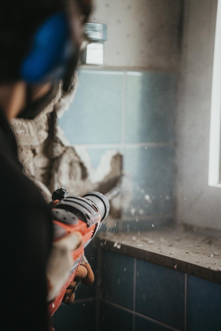 Fliesenrückbau mit Bohrhammer