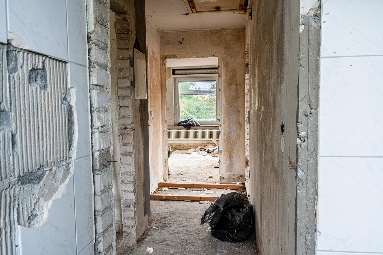 Flur mit freigelegten Wänden