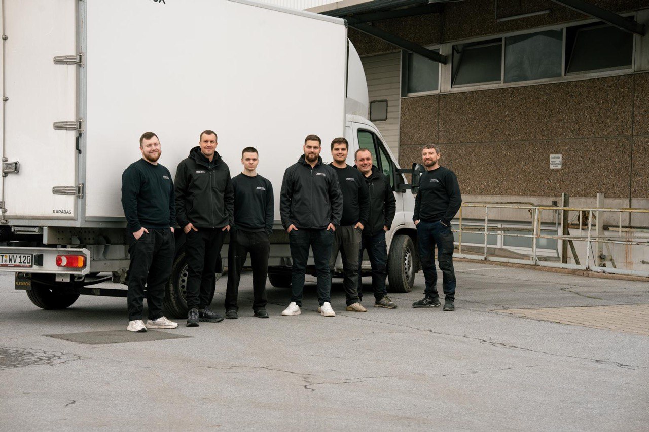 Das Wertvoll Team vor dem Einsatzfahrzeug in Gütersloh